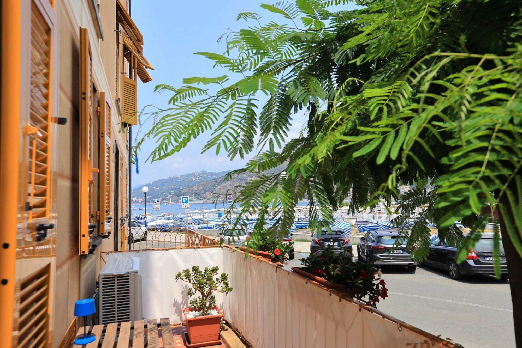 Adamaina - Sea View Apartment With Private Garage Sestri Levante Bagian luar foto